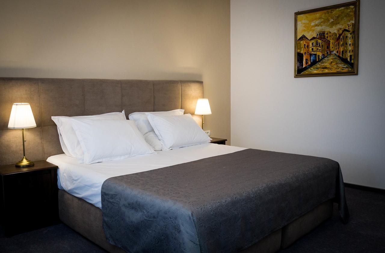 Nest Hotel Drobeta Turnu Severin Bagian luar foto